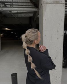 Bubble Braid Ponytail Long Hair, Bubble Braid Hairstyles Low Pony, Low Pony Bubbles, Slick Ponytail Bubble Braid, High Ponytail With Bubble Braid, Slick Bubble Braid, Bubble Braid Blonde, Cute Simple Hairstyles Bubble Braid, Messy Bubble Ponytail