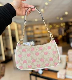 Fashion Purses, Dream Bag, Birthday Inspo, Heart Canvas, Canvas Purse, Pretty Bags, Purse Styles, 21st Birthday