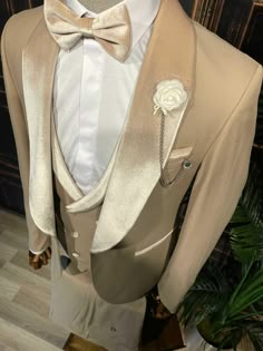 Beige Tuxedo Men, Gold Best Man Suit, Cream Prom Suit, Champagne Tuxedo Wedding, Beige Tuxedo Wedding, Tan Prom Suits, Cream Suit Men, Beige Suit Men, Champagne Tuxedo