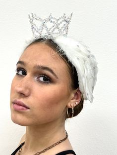 Hand made Odette and Odile Swan headpieces perfect to bouree into your performance or to complete your costume. Swan Lake Ballet, Feather Headpiece, White Swan, Swan Lake, Black Swan, Tiara, Headpiece, Ballet, Beauty Book