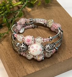 Memory Bracelets Ideas, Bead Jewellery Making Ideas, Trendy Jewelry Ideas, Memory Wire Cuff Bracelet, Wire Cuff Bracelet, Memory Bracelet, Memory Wire Jewelry, Memory Wire Wrap Bracelets, Beaded Memory Wire Bracelets