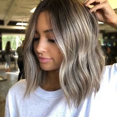 Mushroom Blond : la coloration tendance à adopter cet été ! Ash Blonde Balayage, Ash Blonde Hair, Curly Bob Hairstyles, Hair Envy, Blonde Balayage