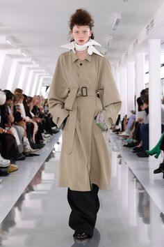 Maison Margiela RTW Spring 2024 [PHOTOS] Haute Mess, John Galliano, Autumn Winter Fashion, Pretty Outfits, Fashion News, Trench Coat, Spring Fashion, Fashion Branding