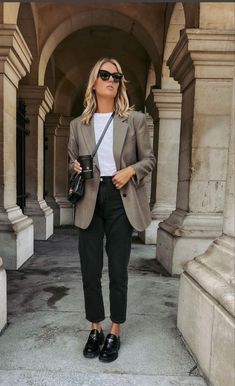 35+ '90s Fashion Trends That We Never Thought Would Be Fashionable Again, But They Are Loafer Outfits, Look Working Girl, Loafers Outfit, Casual Work Outfits, 가을 패션, Work Outfits Women