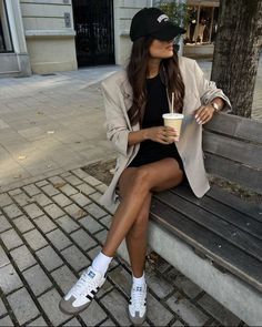 Bee Pretty Outfit Minimalista, Short Cuir, Summer Business Casual Outfits, Sweat Gris, Outdoor Streetwear, Latina Outfits, Outfits For Work