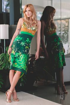 Robe écharpe licou style haut triangle Vivian avec imprimé "Green Dream" en édition limitée.



Sergé de soie et crêpe de Chine de soie

S'ajuste au cou, au milieu du dos et au bas du dos avec des liens

La taille 1 (P/S) correspond à la taille de robe 0-6

La taille 2 (M/L) correspond à la taille de robe 6-12




Livré avec une pochette de voyage assortie en soie avec cordon de serrage

Fabriqué à Los Angeles à partir de tissu importé

 Nettoyer à sec Green Silk Halter Neck Dress, Silk Midi Length Halter Dress For Summer, Silk Midi-length Summer Halter Dress, Summer Vacation Silk Halter Dress, Silk Halter Neck Dress For Vacation, Silk Dress With Vibrant Green Print, Green Tropical Halter Neck Dress, Silk Dresses With Vibrant Green Print, Vibrant Green Silk Dress With Print