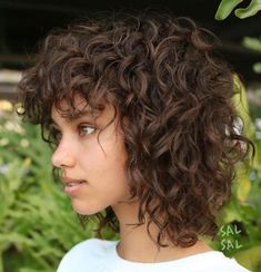 Cute Collarbone Shag For Naturally Curly Hair Short Shag Haircuts, Shag Haircut, Curly Hair With Bangs, Curly Bob Hairstyles, Haircuts For Fine Hair, Curly Hairstyle