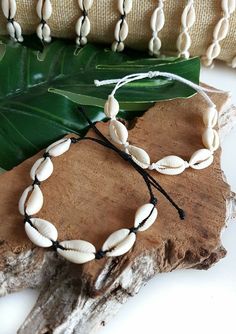 Cowrie Shell Jewelry, Seashell Bracelet, Surf Jewelry, Bead Charms Diy, Crochet Bracelet, Summer Bracelets, Shell Bracelet, Handmade Wire Jewelry, Handmade Jewelry Diy