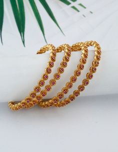 Gold Kangan, Rajasthani Bride, Traditional Bangles, Simple Kurta, Indian Bangles, Gold Bangles For Women, Gold Bangle Set