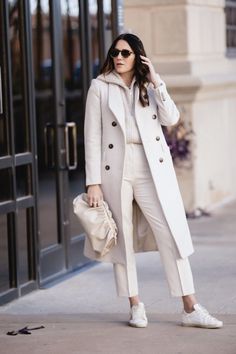 What is Chic Elegant Style - the gray details Monochrome White Outfit, Half Sweater Outfits, Cream Vest Outfit, Style A Sweater Vest, How To Style A Sweater Vest, Business Casual Outfits Winter, Casual Travel Outfit, Hooded Blazer, Running Errands Outfit