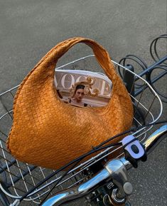 Bottega Veneta Hobo Bag, Chic Purses, Outfit Vintage, Fall Inspo, Chic Outfit, Mode Vintage, Old Money, Vivienne Westwood