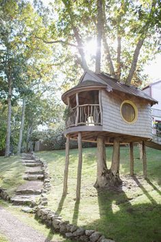 a tree house built into the side of a hill