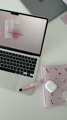 Laptop Aesthetics, Motivation Playlist, Apple Laptop Macbook, Work Laptop, Ipad Hacks, Purse Essentials, Motivation Board, Art Organization, Study Motivation Inspiration