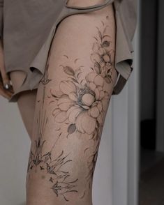 a woman's thigh with flowers on it