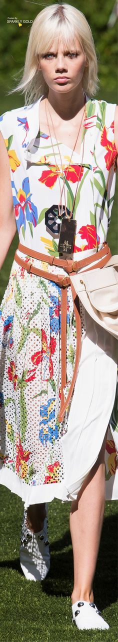 Tory Burch Spring 2018 RTW Fashion Logo Ideas, Fashion Editorial Makeup, 2018 Runway, Ideas Clothes, Fashion Photography Inspiration, Dressed To The Nines, 2018 Fashion, Pattern Ideas