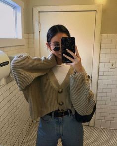 Fesyen Korea, Moda Grunge, Outfit Essentials, Thrifted Outfits, School Looks, Cardigan Outfits