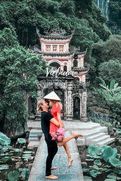 Vietnam Temple Couple Travel Photo Row The Boat, Visit Vietnam, Hawaii Luau, Destination Voyage, Perfect Weather, Hoi An, Vietnam Travel