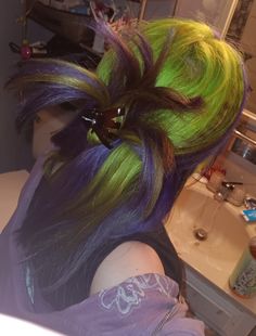 Hair Color Ideas For Halloween, Cool Hair Dye Designs, Hair Color Ideas Multicolor, Thermal Hair Dye, Purple Green And Blue Hair, Coloured Hair Styles, Purple Hair With Green Highlights, Purple Green Hair Color, Tri Colored Hair