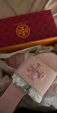 Tory Burch Aesthetic, Pink Tory Burch Sandals, Cute Slides, Pretty Sneakers, Shoes Slides, Pretty Sandals, Trendy Shoes Sneakers