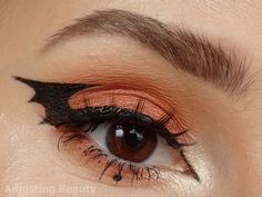 Diy Bat Makeup, Bat Liner Makeup, Halloween Inspired Eye Makeup, Bat Eyeliner Makeup, Halloween Liner Ideas, Fall Halloween Makeup, Halloween Makeup Bat Eyes, Bat Inspired Makeup, Casual Halloween Makeup For Work