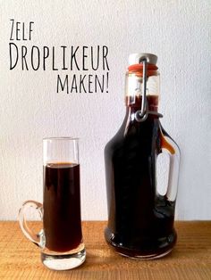 a bottle of liquid next to a glass on a table with the words zelf dropliker maken