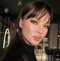 Green And Yellow Makeup, Concert Makeup Looks, Makeup Ojos, Maquillage On Fleek, Concert Makeup, Bold Makeup Looks, High Fashion Makeup, Eye Makeup Styles, Retro Makeup