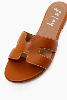 French Sole | Cognac Leather Alibi Sandals at Tuckernuck - Shop now and find your favorite styles. Saddle Accessories, Timeless Shoes, Comfy Chic, Summer Flats, Tortoise Sunglasses, Cute Sandals, Classic Shoes, Leather Slides, Comfortable Sandals