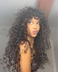 Capelli 2022 👩‍🦰 le tendenze che conquisteranno il nuovo anno 🤩 Hairstyles Designs, Curly Hair Fringe, Mehndi Hairstyles, Curly Shag Haircut, Long Curly Haircuts, Curly Fringe, Saying Hi, Oh My Goddess