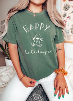 Looking for a cute Christmas or holiday shirt? You've come to the right place! These vintage gingerbread bakery tees make a great Christmas gift, secret santa present, or holiday party t-shirt! Our unisex tees are very cute and comfy! You can pair them with your favourite leggings, tuck them into your jeans, or tie them up in a knot. We love this casual style and know you will too! MATERIALS AND SIZING These unisex tees are made with 100% soft cotton and excellent quality print. They fit nice an Shania Twain Concert, Pickleball Shirt, Shania Twain, Granola Girl, Concert Shirts, Comfort Color, Girls Clothes, Oversized Tee, Pickleball