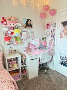 Korean Bedroom Ideas Aesthetic Kpop, Cute Sanrio Room Ideas, Room Ideas Bedroom Pink, Small Kpop Room Ideas, Sanrio Bedroom Ideas, Kawaii Vanity, K Pop Room Ideas, Room Layout Ideas