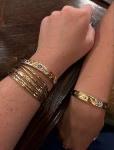 Golden Bracelet Aesthetic, Necklaces Stacked, Golden Bracelet, Aesthetic Jewelry, Nail Jewelry, Stacked Bangles