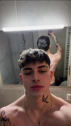 Ideas Tatuajes Hombre, Alex Volkov Aesthetic, Chicos Aesthetic, Men Fade Haircut Short, Mexican Hairstyles, Guy Selfies, Simple Tattoos For Guys, Straight Razor Shaving, Mens Fade