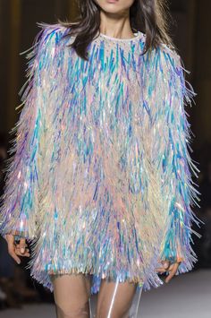 Balmain at Paris Fashion Week Fall 2018 - Details Runway Photos Holographic Fashion, Metallic Fashion, Fashion Runway, Looks Chic, Fashion 2018, Fall 2018, Party Photos, Looks Style, Mode Inspiration