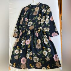 New Never Worn Beautiful Floral Dress, Perfect For Weddings, Special Occasions Or For Work. A-line Floral Print Workwear Dresses, Lace Dress Black Short, Silk Sheath Dress, Dinner Wear, Black Lace Shorts, Beautiful Floral Dresses, Chambray Shirt Dress, Silk Shift Dress, Blue Plaid Shirt