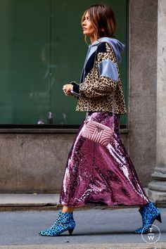 Pattern Mixing Outfits, Pattern Outfits, Sequin Midi Skirt, Walking Down The Street, Purple Skirt, Print Jacket, Inspiration Mode, Mode Vintage