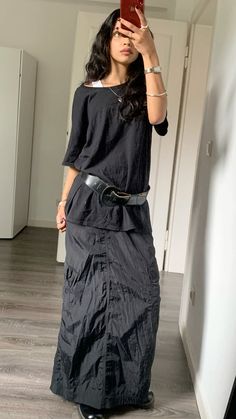 Chic Baggy Outfits, Maxi Dress Layering Outfit, Outfit Ideas Long Dress, Gallery Opening Outfit, Long Black Dress Outfit, Milan Outfits, Baggy Dresses, Modesty Outfits, Black Maxi Skirt