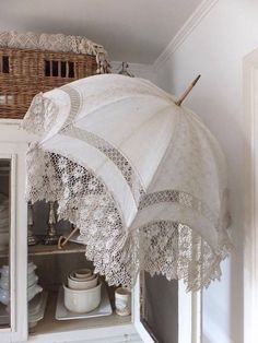 Chic Bedroom Design, Paper Parasol, White Umbrella, Estilo Shabby Chic, Shabby Chic Bedroom, Umbrellas Parasols