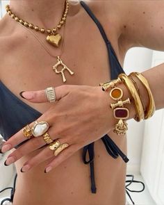 Gold Girl, Jewelry Accessories Ideas, Dope Jewelry, Chunky Jewelry, Jewelry Fashion Trends, Jewelry Essentials, Funky Jewelry, Jewelry Lookbook, Stacked Jewelry