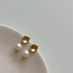 Classic stud pearl earrings perfect for everyday wear or any occasions! Stud Pearl Earrings,Real Freshwater Pearl Earrings,Pearl Drop Earring,Gold Pearl Earrings Dangle,Bridesmaid Jewelry,Gift For Her Product Detail -Size: Freshwater pearls are about 9-10mm -Earring pin is made with .925 Sterling Silver with 14k gold plated -Findings:14k gold plated over brass -Little blemish on pearl's surface -Nickel free and hypoallergenic Please Note: Freshwater pearls are all natural, each pearl is individu Simple Gold Earring, Stud Pearl Earrings, Bridal Jewlery, Bridesmaid Jewelry Gift, Earrings Pearl Drop, Real Pearl Earrings, Bridal Statement Earrings, Pearl Drop Earrings Gold, Earrings Real