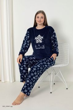 Keep warm cute and soft with our pajamas ! Sizes: 3XL-4XL-5XL-6LX Color: Navy Blue Style: Snow pieces printed design Pattern type: ''Snow'' text design Type: Pajama set Collar: Round neck  Season: Long Sleeve, winter and fall Number of pieces: 2 pieces Fabric: Welsoft - Plush - Fleece Care instructions: Machine wash at 30 degrees. -Hand-wash with cold water: Rub gently with cold water to release stains, use lemon juice to keep the natural dye stays longer. Hang flat to dry - Please do not squeez Fleece Women, Cute Plus Size, Blue Contacts, Winter Pajamas, Print Design Pattern, Pajama Robe, Womens Pyjama Sets, Text Design, Long Sleeve Casual