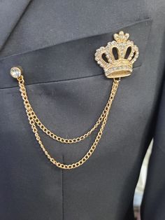 Elevate your style with this exquisite Crown Lapel Pin. Crafted with meticulous attention to detail, this pin is a stunning statement piece that adds a touch of regal elegance to any outfit. The pin features a beautifully detailed crown design, intricately crafted with sparkling rhinestones. The crown is set against a polished gold finish, creating a dazzling contrast that catches the eye. The crown is connected to a delicate gold chain, which adds a touch of sophistication and allows for versatile placement. This Lapel Pin is perfect for adding a touch of class to your formal attire. Wear it to weddings, proms, or special occasions to make a lasting impression. It also makes a thoughtful and stylish gift for any man who appreciates fine accessories. Features: * Intricately crafted crown d Mens Accessories Bracelet, Men's Brooch, Brooch Men, Rhinestone Crown, Diamond Brooch, Retro Men, Retro Jewelry, Mens Accessories Jewelry, Suit Accessories