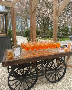 there are many glasses that are on the table