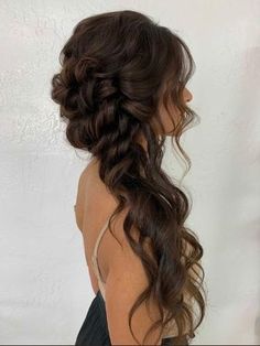 Prom Hairstyles No Braids, Prom Hairstyles Volume, Brids Mades Hair Styles Long Hair, Long Curled Hairstyles Prom, Side Hair Wedding Styles, Bridesmaid Hairstyles Long Dark Hair, Popular Bridal Hairstyles, Prom Hair Updo Brown Hair, Long Hair Looks For Prom