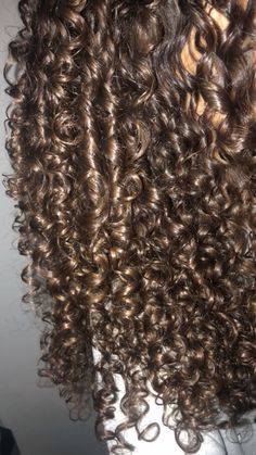 Curly hair Brown Curly Hair Girl, Curly Hair Color Ideas Highlights, Wavy Hair Aesthetic, Light Brown Curly Hair, Curly Hair With Layers, Shiny Curly Hair, Brown Hair Curly, Dark Brown Curly Hair, Brunette Curly Hair