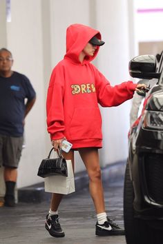 Sweatsuit Styling, Hailey Baldwin Style Outfits, Red Oversized Hoodie, Hailey Outfits, Shorts Street Style, Oversized Hoodie Outfit, Windbreaker Outfit, Hoodie Shorts, Justin Bieber Style