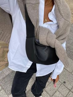 White T Shirt Work Outfit, Minimal Style Aesthetic, Venice Italy Fall Outfits, Older Mom Outfits, Europe Capsule Wardrobe Fall, Minimalistic Outfit Women, Oversized White Blouse Outfit, Large Shirt Outfit, Casual Europe Outfits