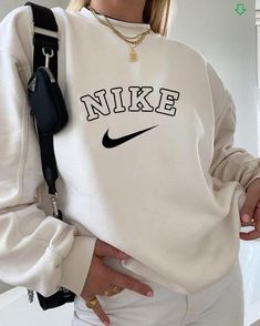 Aesthetic Nike, Aesthetic Outfits Vintage, Cute Nike Outfits, Nike Pullover, Nike Sweatshirt, Nike Vintage, Sweatshirt Outfit