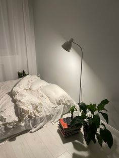 home Hostel Room, Minimalist Bedroom Decor, White Bedroom Decor, Bedroom Setup, White Minimalist, Apartment Furniture, Cozy Vibes