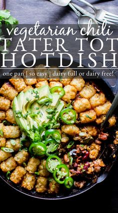 Chili Tater tot casserole in a skillet topped with avocado and jalapenos. Meatless Tater Tot Casserole, Tater Tot Hotdish, Vegetarian Chili Easy, Vegetarian Mains, Gluten Free Vegetarian Recipes, Food Vegetarian, Tot Casserole, Tater Tot Casserole, Best Vegetarian Recipes