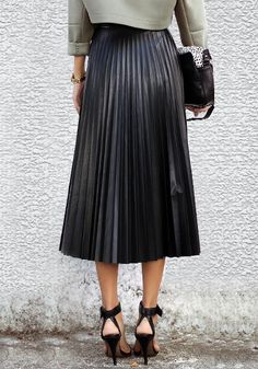 Leather pleats Skirt Lookbook, Instagram Pro, Christian Fashion, Pleated Skirts, Elegant Shoes, Satin Skirt, Classy And Fabulous, Pleated Midi Skirt, Fashion 2017